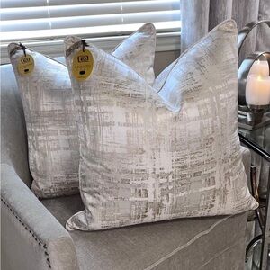 1-NWT CALLISTO HOME DECORATIVE PILLOW (Please read description for details)